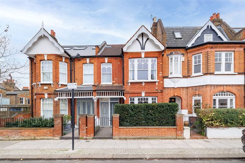 2 bedroom maisonette, Heythorp Street, London SW18 - Available