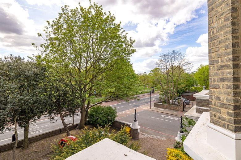 1 bedroom flat, Clapham Common North Side, London SW4 - Available