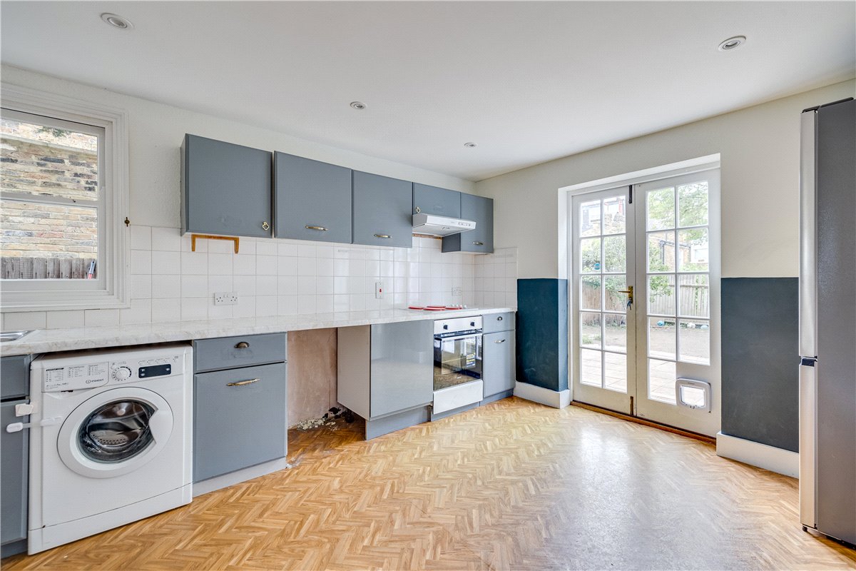 2 bedroom flat, Cromford Road, London SW18 - Sold STC