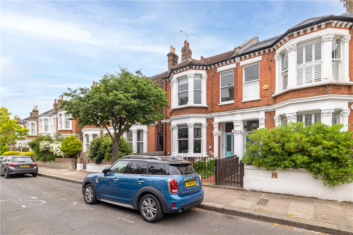 2 bedroom flat, Cromford Road, London SW18 - Sold STC