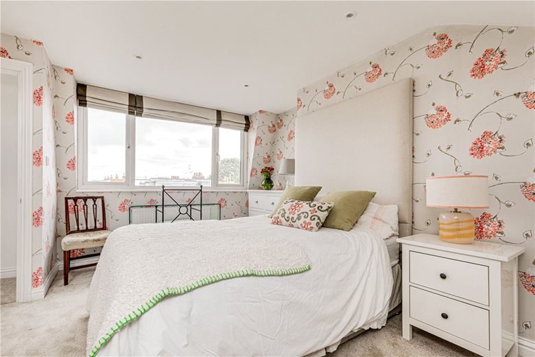 2 bedroom flat, Putney Bridge Road, London SW15 - Available