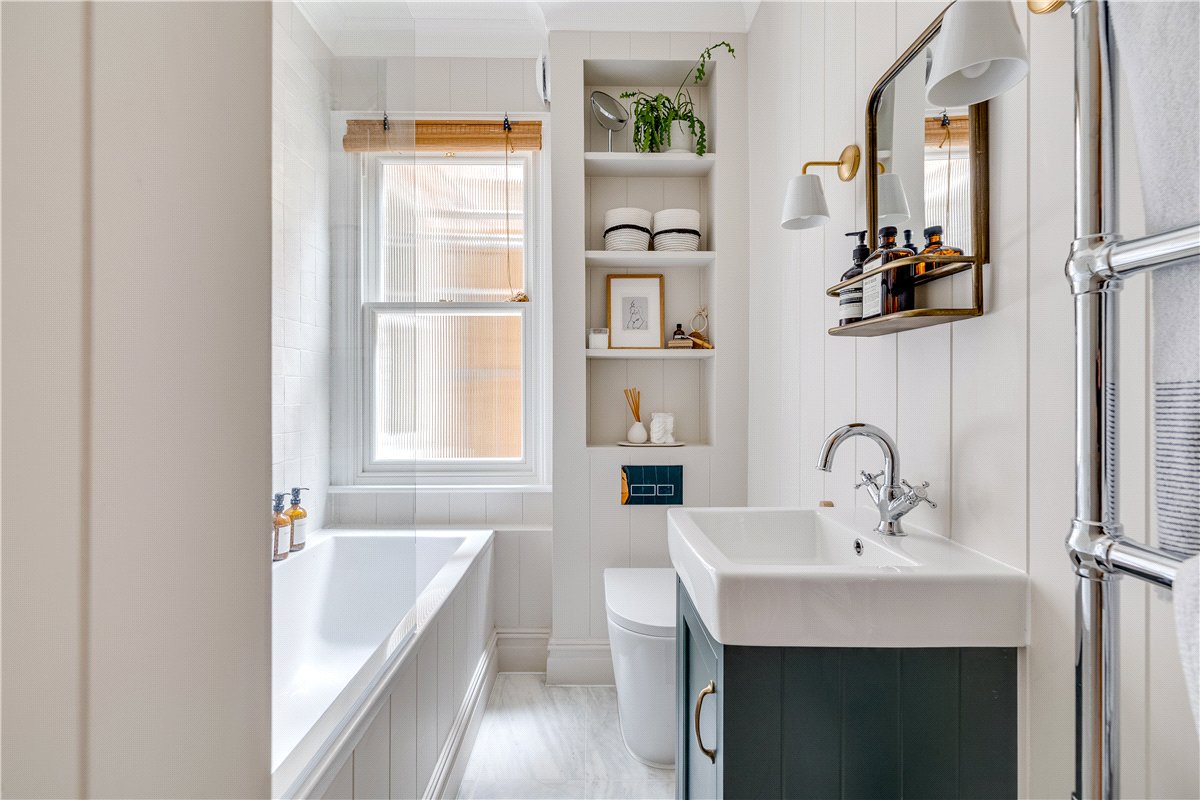 2 bedroom flat, Astonville Street, London SW18 - Available