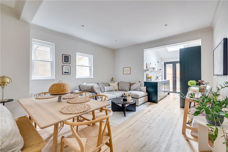 2 bedroom flat, Astonville Street, London SW18 - Available
