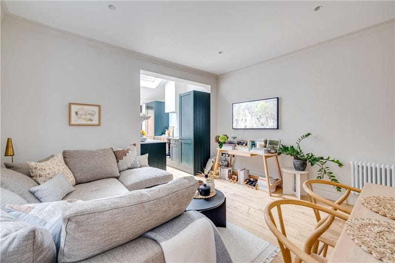 2 bedroom flat, Astonville Street, London SW18 - Available
