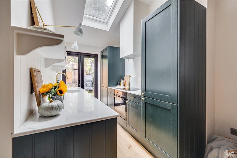 2 bedroom flat, Astonville Street, London SW18 - Available