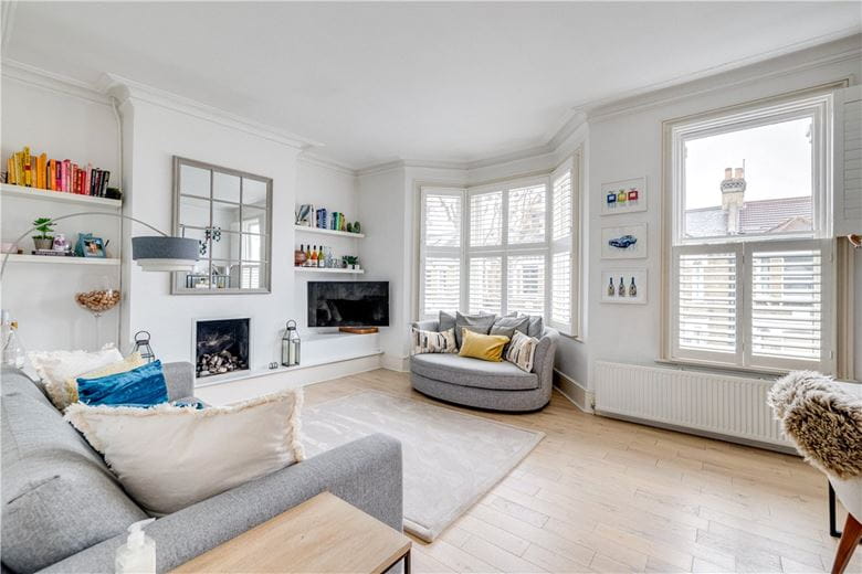 2 bedroom flat, Amerland Road, London SW18 - Available