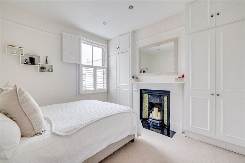 2 bedroom flat, Amerland Road, London SW18 - Available