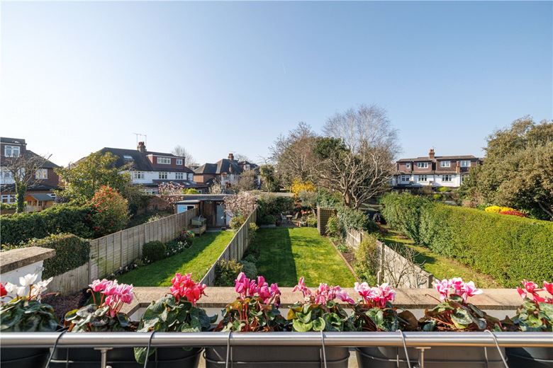2 bedroom flat, Amerland Road, London SW18 - Available