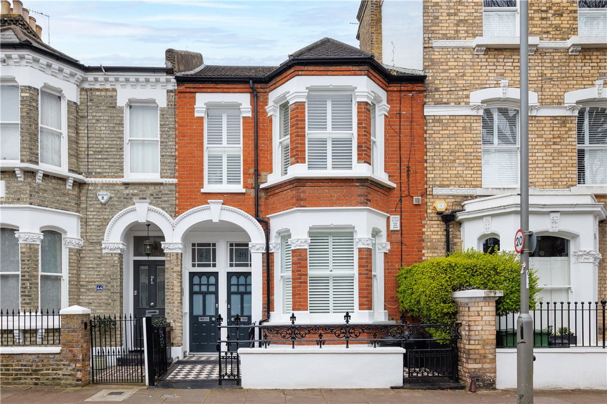 2 bedroom flat, Amerland Road, London SW18 - Available