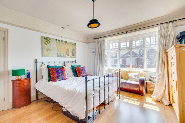 4 bedroom house, Kingsway, London SW14 - Sold STC