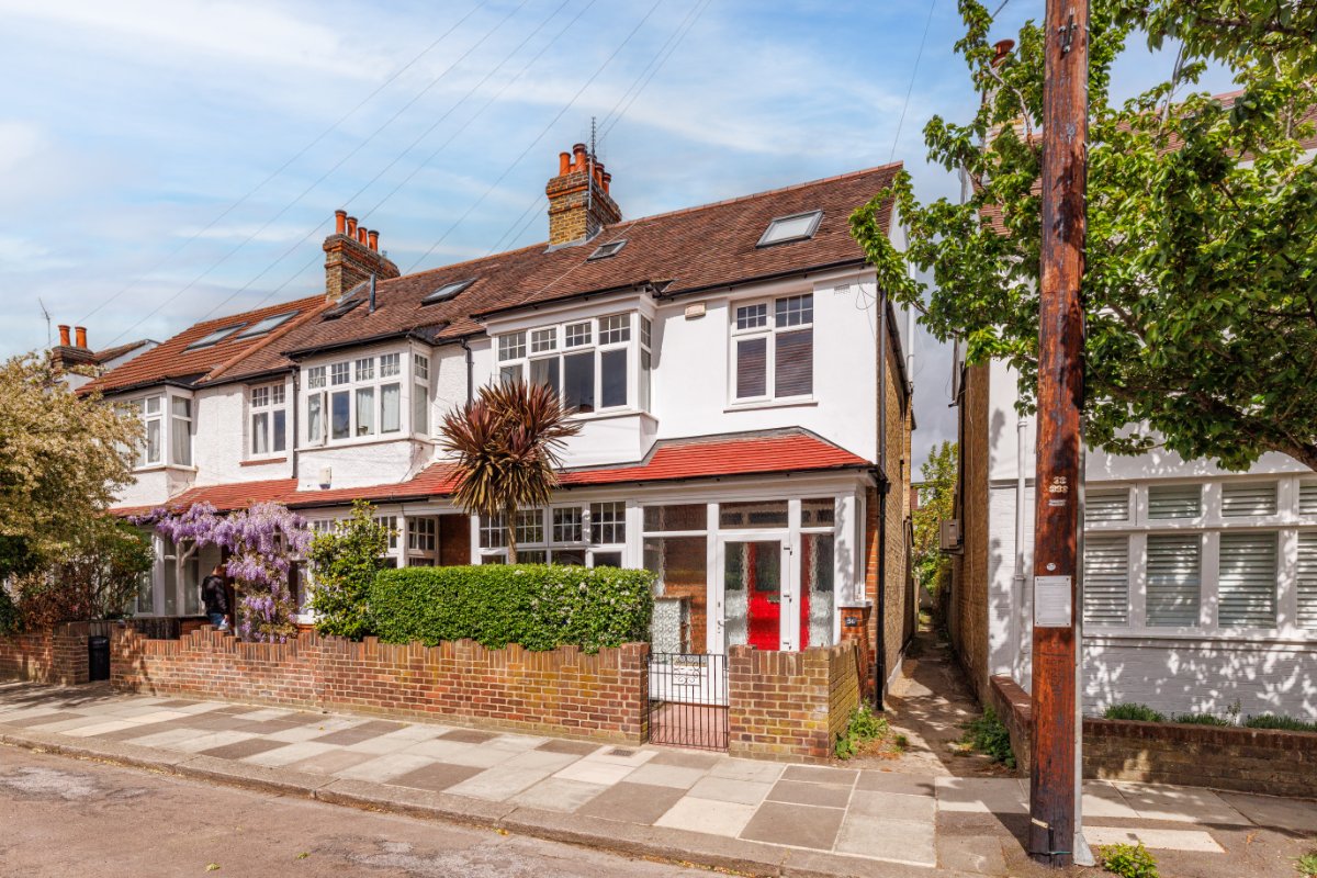 4 bedroom house, Kingsway, London SW14 - Available