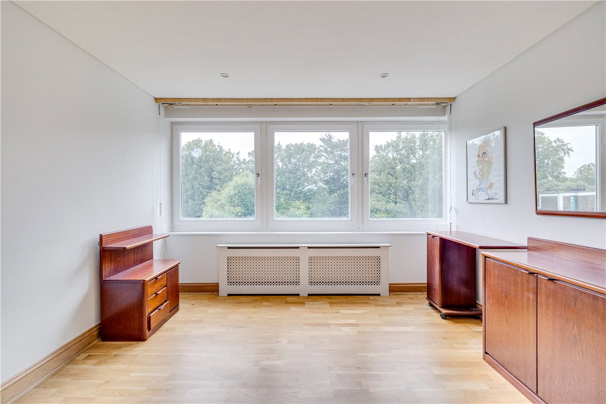 2 bedroom flat, Somerset Road, London SW19 - Available
