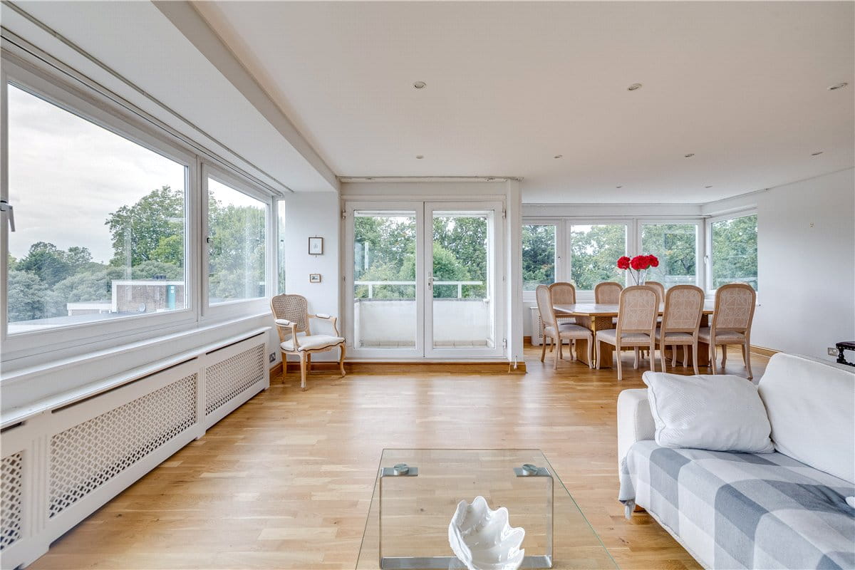 2 bedroom flat, Somerset Road, London SW19 - Available