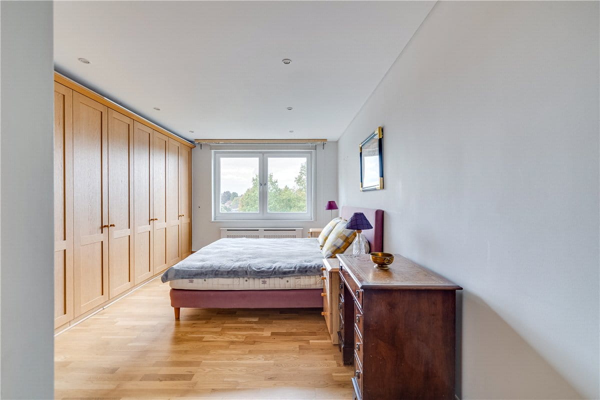 2 bedroom flat, Somerset Road, London SW19 - Available