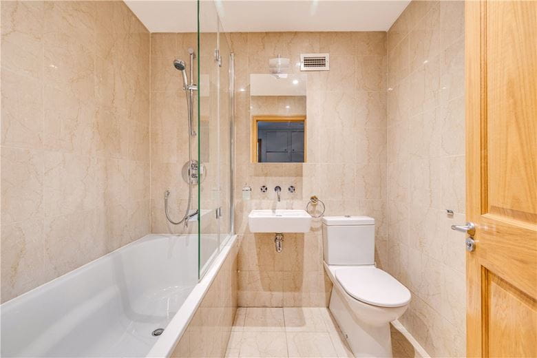 2 bedroom flat, Somerset Road, London SW19 - Available