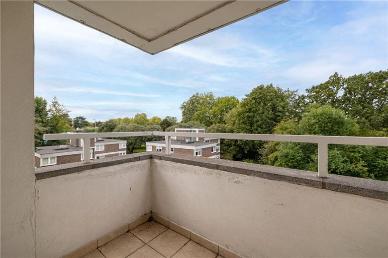 2 bedroom flat, Somerset Road, London SW19 - Available