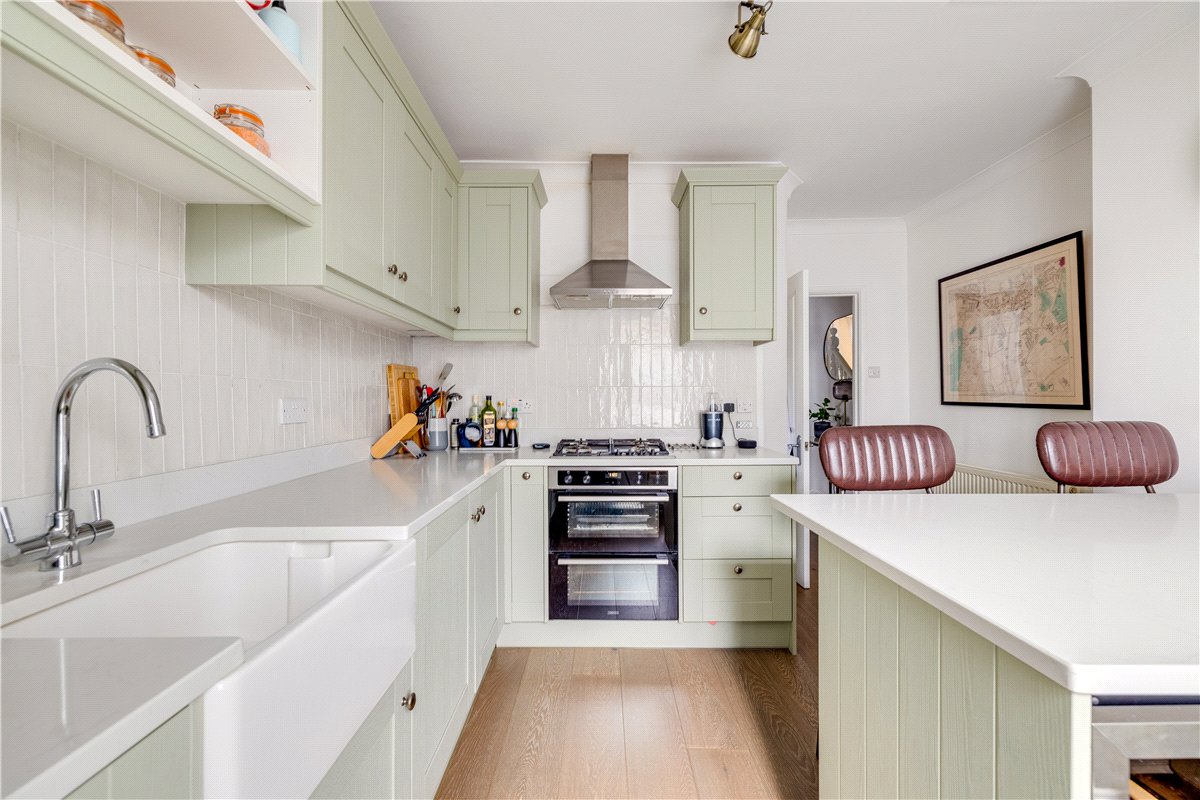 1 bedroom flat, Merton Road, London SW18 - Available