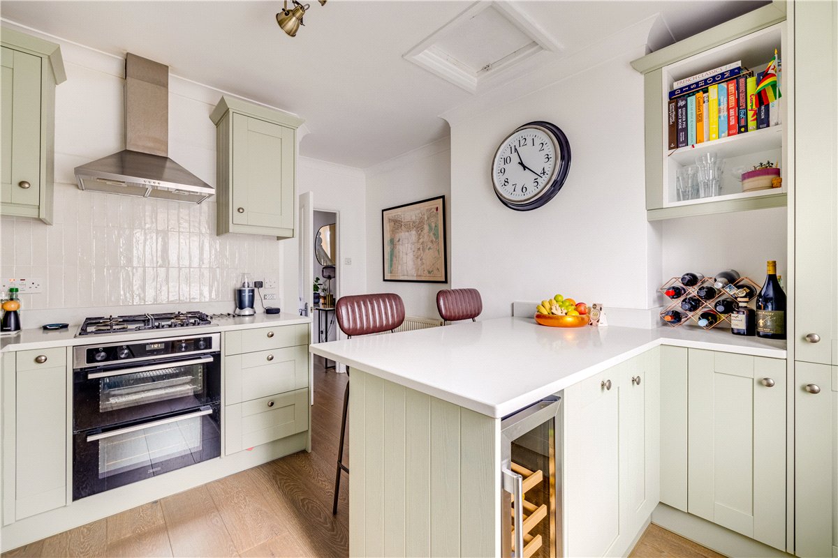 1 bedroom flat, Merton Road, London SW18 - Available