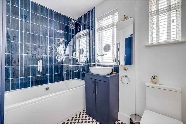 1 bedroom flat, Merton Road, London SW18 - Available