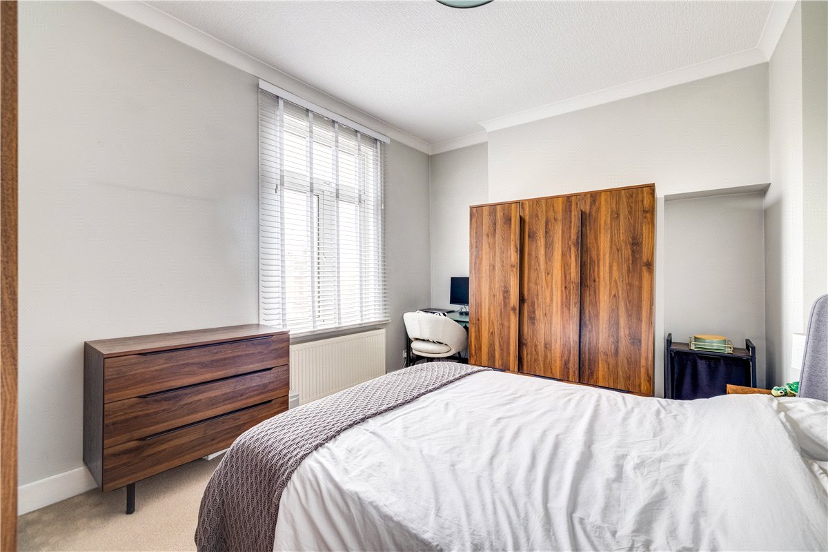 1 bedroom flat, Merton Road, London SW18 - Available