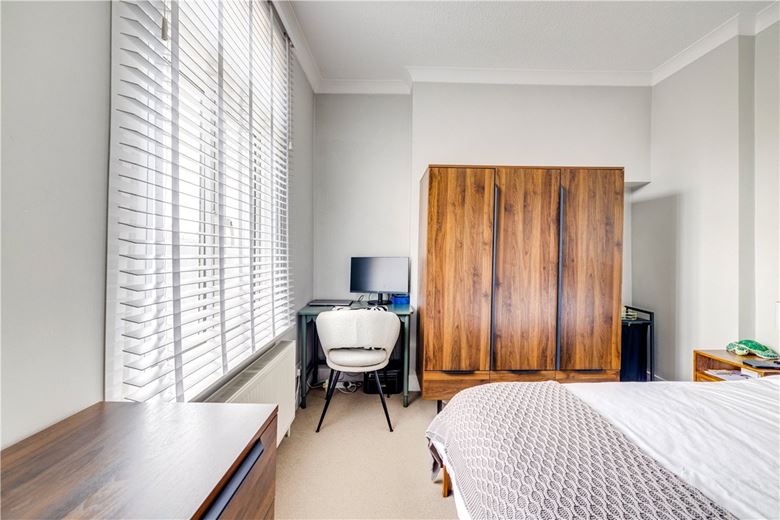 1 bedroom flat, Merton Road, London SW18 - Available