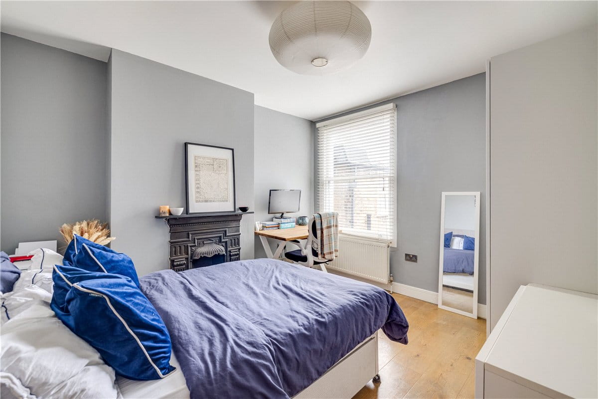 3 bedroom flat, Trentham Street, London SW18 - Available