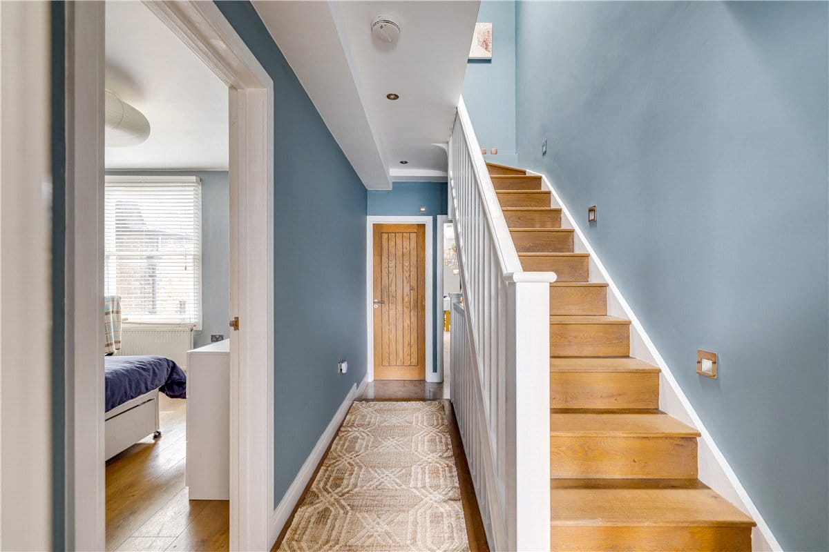 3 bedroom flat, Trentham Street, London SW18 - Available