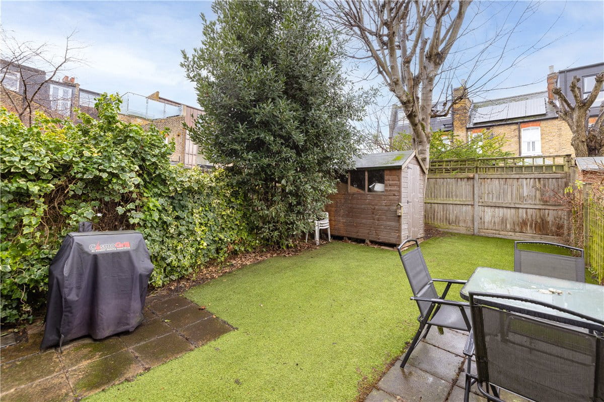 3 bedroom flat, Trentham Street, London SW18 - Available