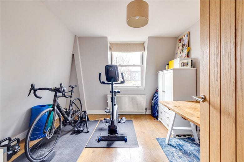 3 bedroom flat, Trentham Street, London SW18 - Available