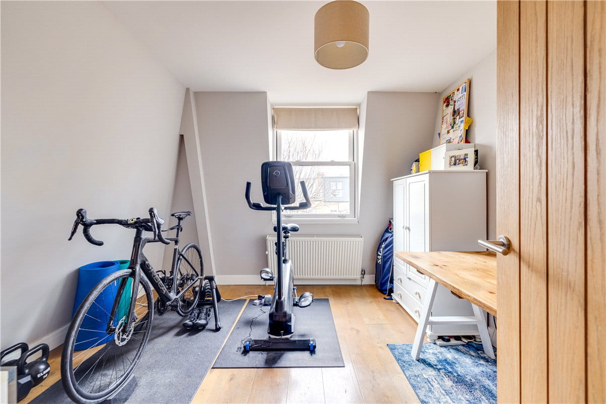 3 bedroom flat, Trentham Street, London SW18 - Available