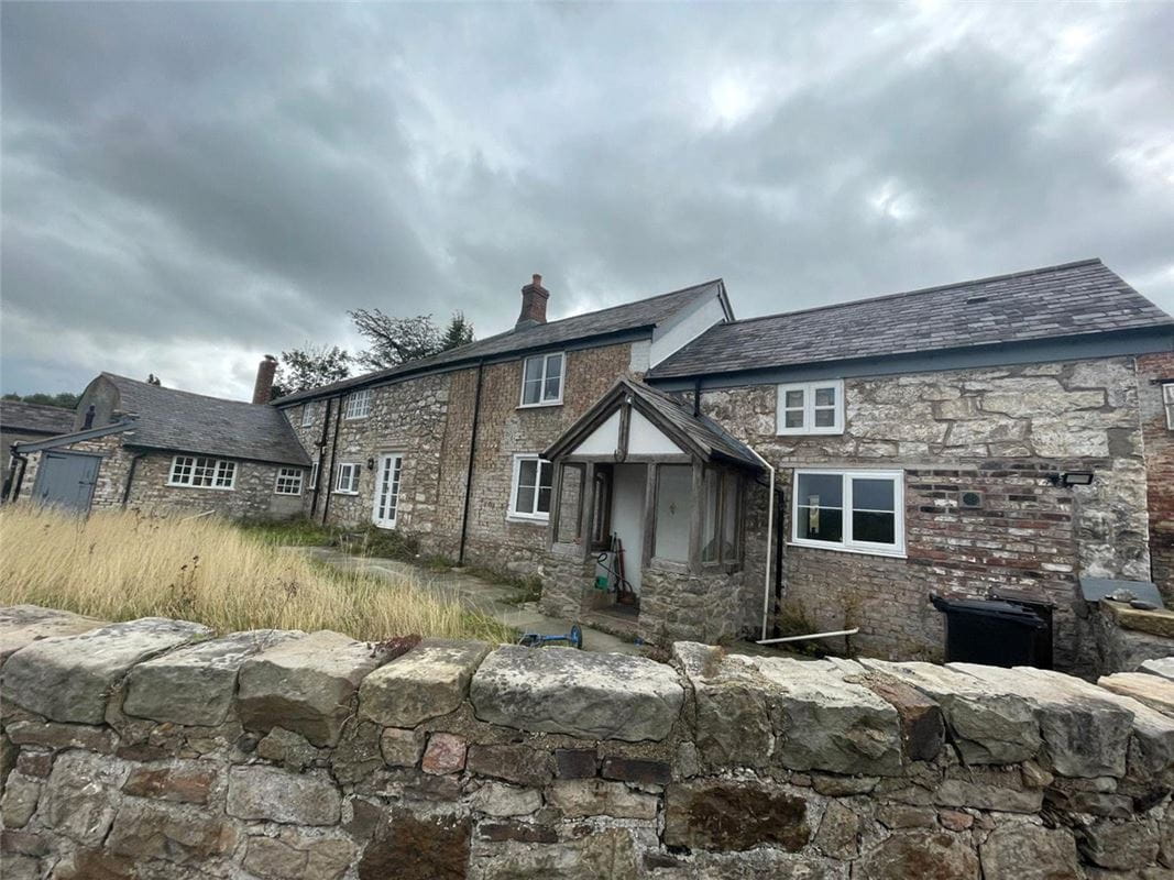 3 bedroom house, Wrexham Road, Pontblyddyn CH7 - Available