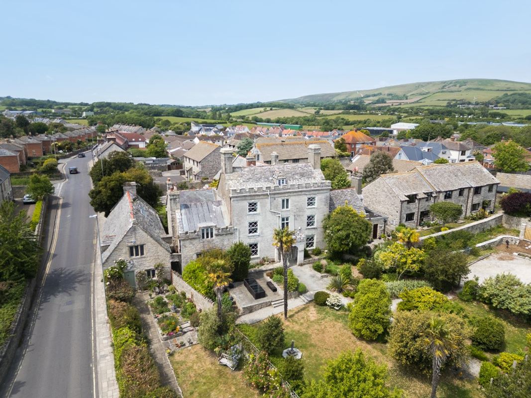 8 bedroom house, High Street, Swanage BH19 - Available