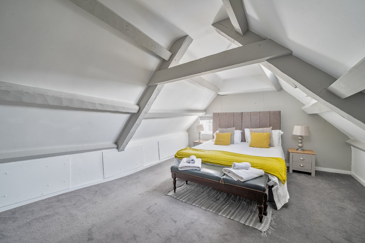 8 bedroom house, High Street, Swanage BH19 - Available