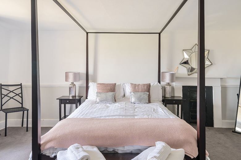 8 bedroom house, High Street, Swanage BH19 - Available