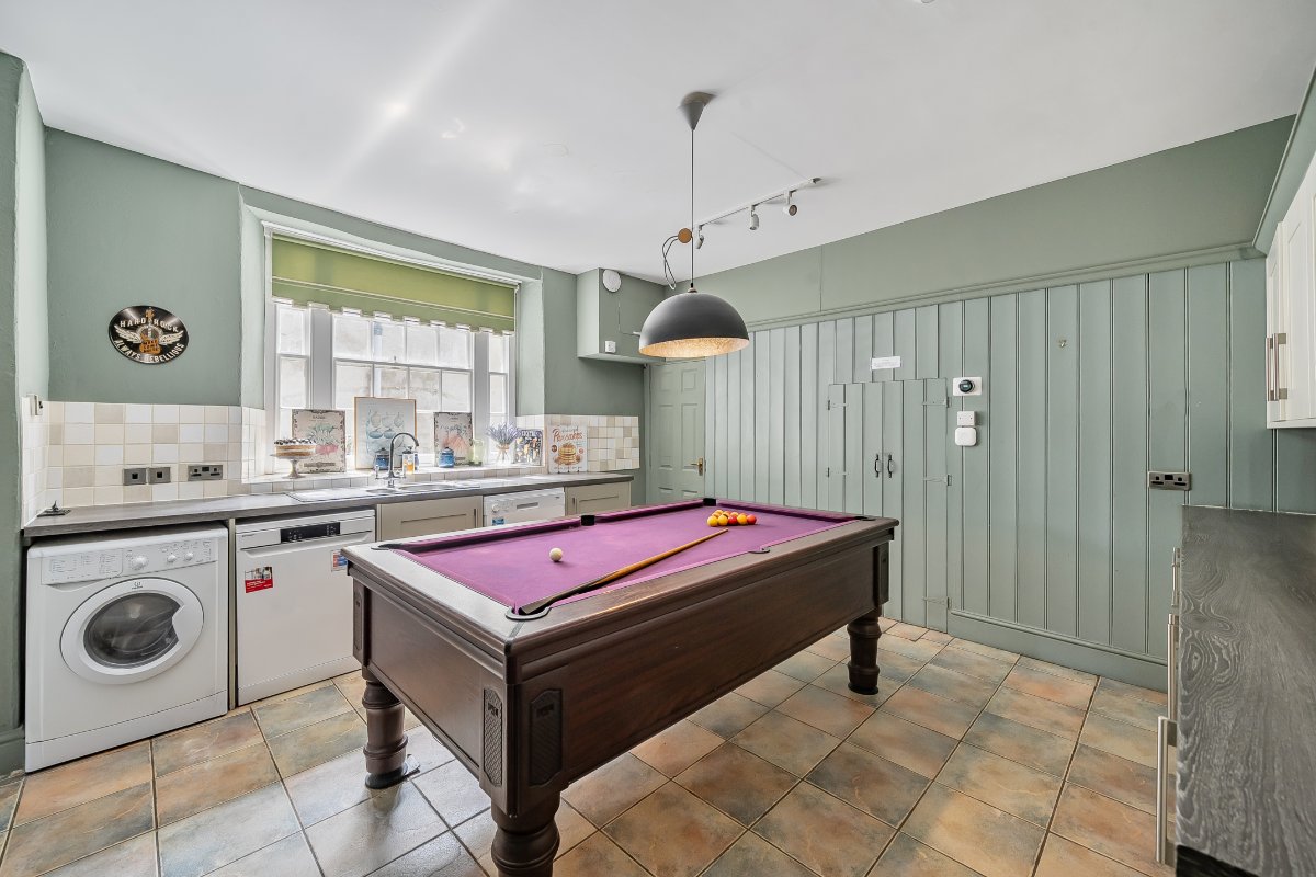 8 bedroom house, High Street, Swanage BH19 - Available