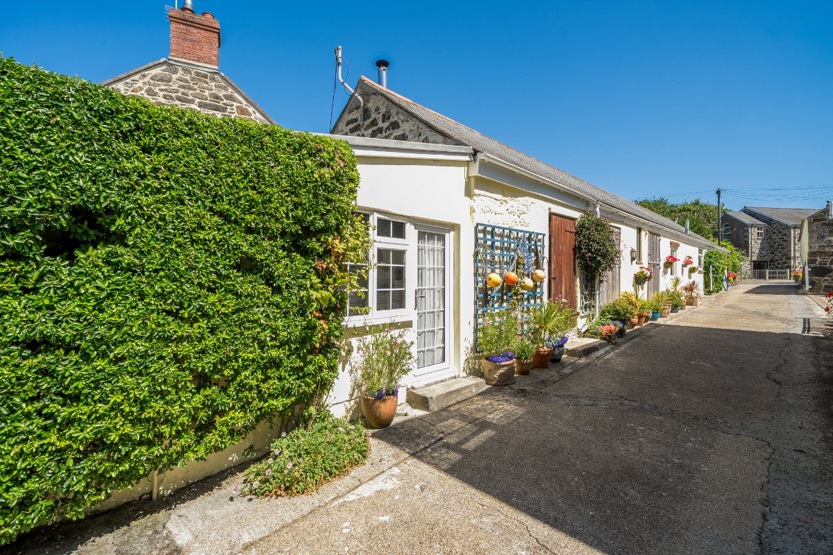 5 bedroom house, Lender Lane, Mullion TR12 - Available