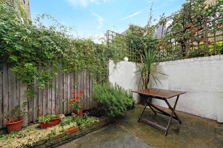 1 bedroom flat, Cabul Road, London SW11