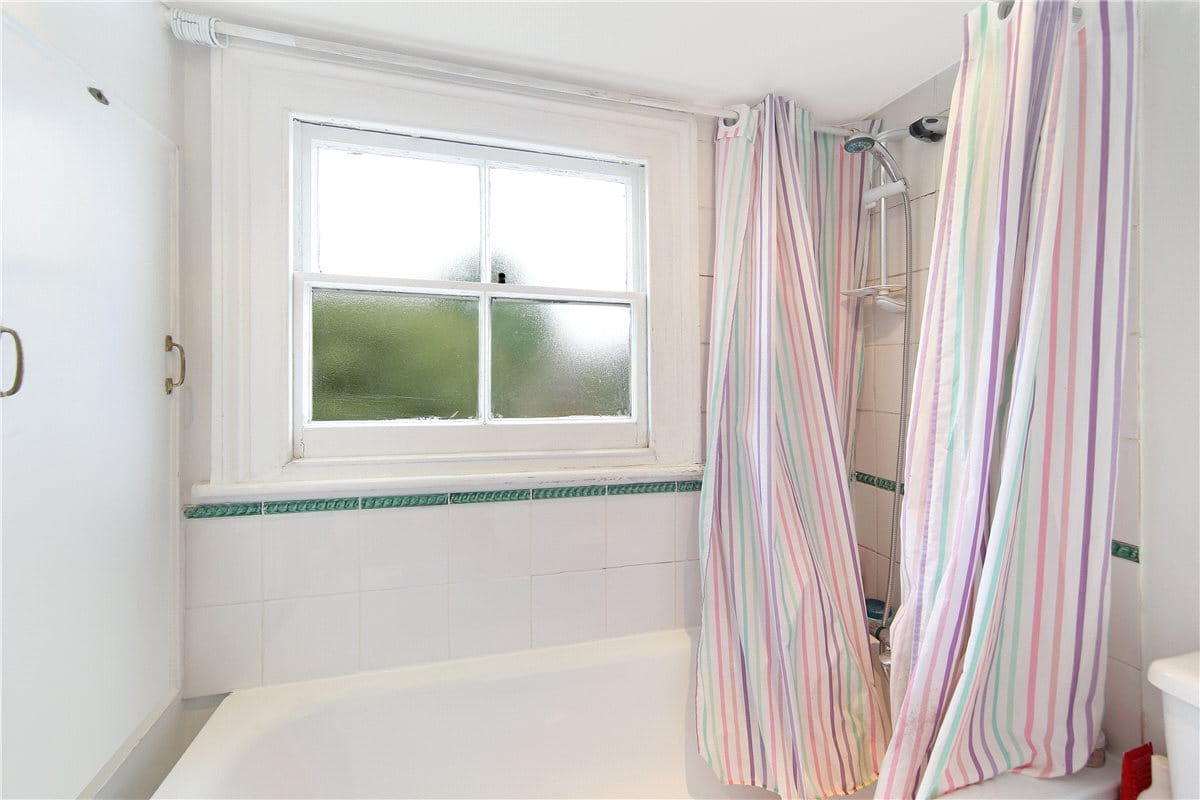 2 bedroom flat, St. James's Drive, London SW17 - Available