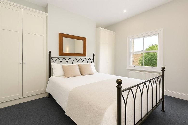 2 bedroom flat, St. James's Drive, London SW17 - Available