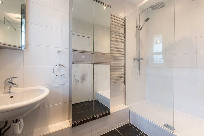 2 bedroom flat, Vicarage Crescent, London SW11