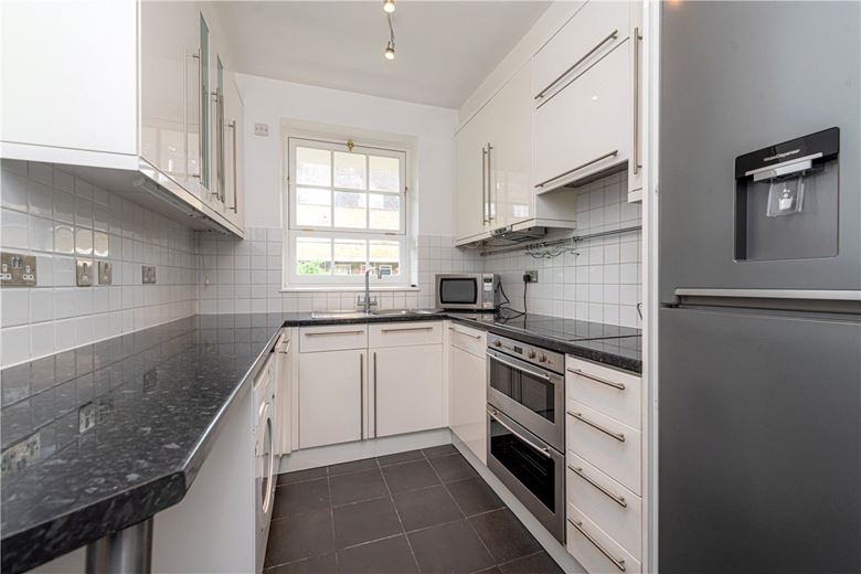 2 bedroom flat, Vicarage Crescent, London SW11