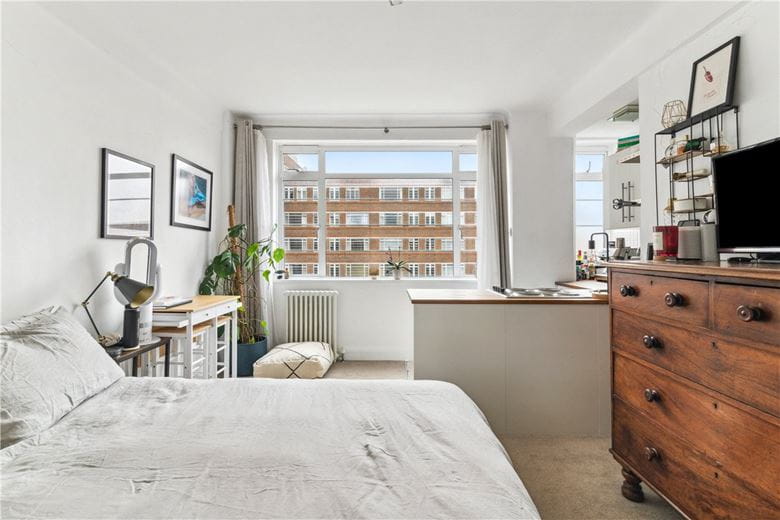 1 bedroom flat, Balham High Road, London SW17 - Let Agreed