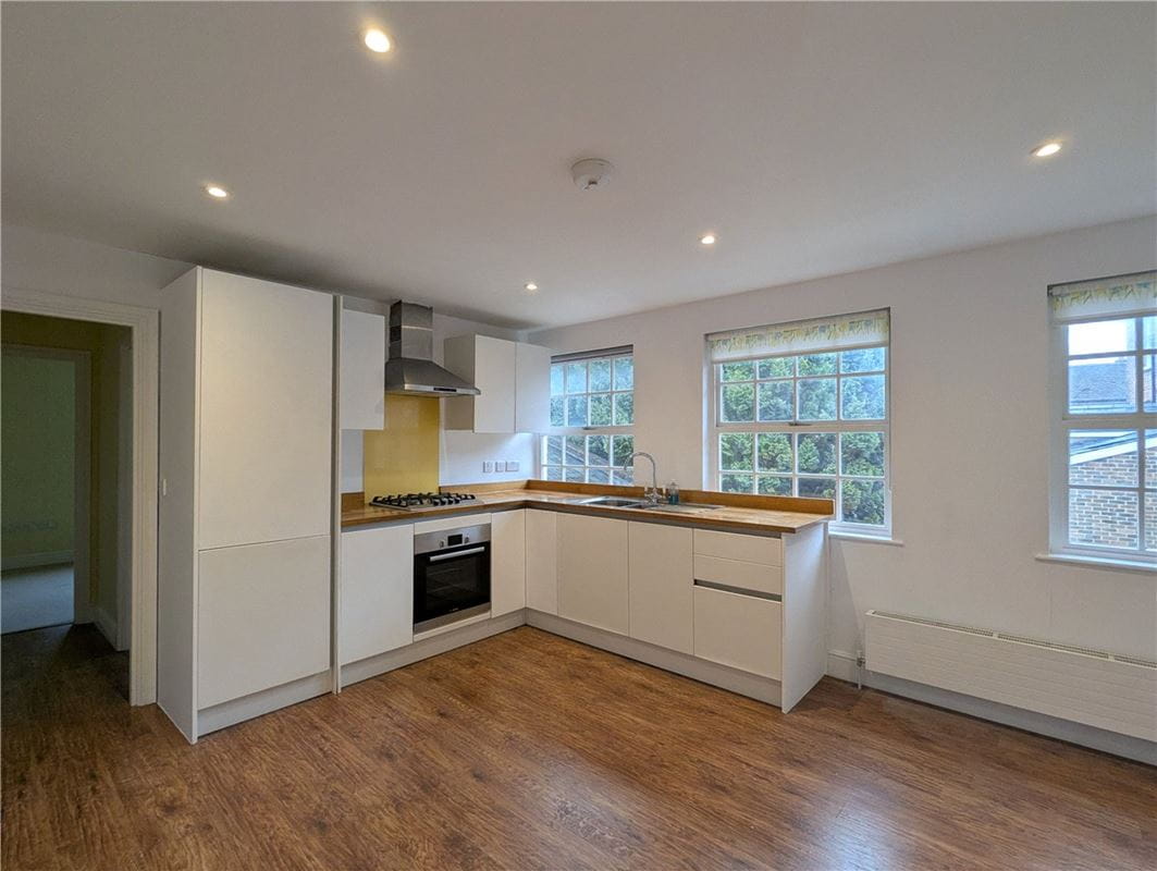 2 bedroom flat, St Cross Road, Winchester SO23 - Available