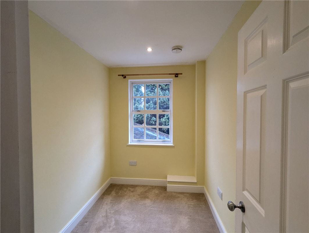 2 bedroom flat, St Cross Road, Winchester SO23 - Available