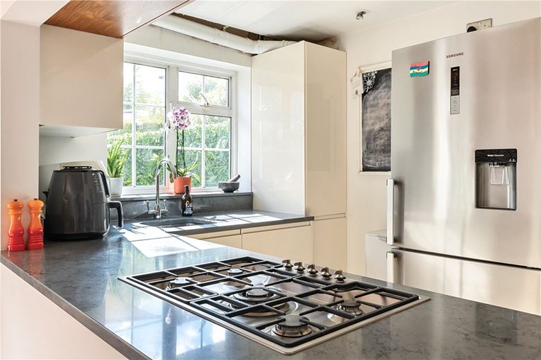 2 bedroom flat, Dawn Gardens, Winchester SO22 - Available