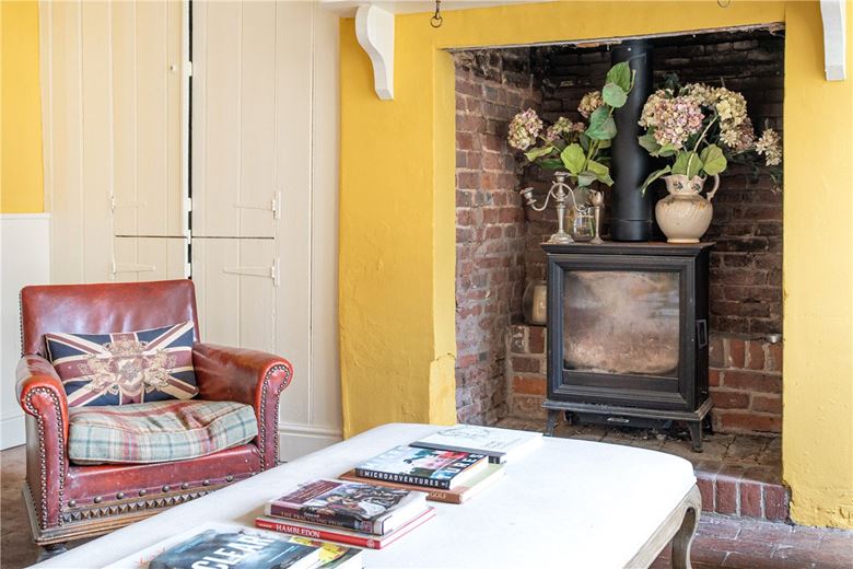 5 bedroom house, East Street, Hambledon PO7 - Available