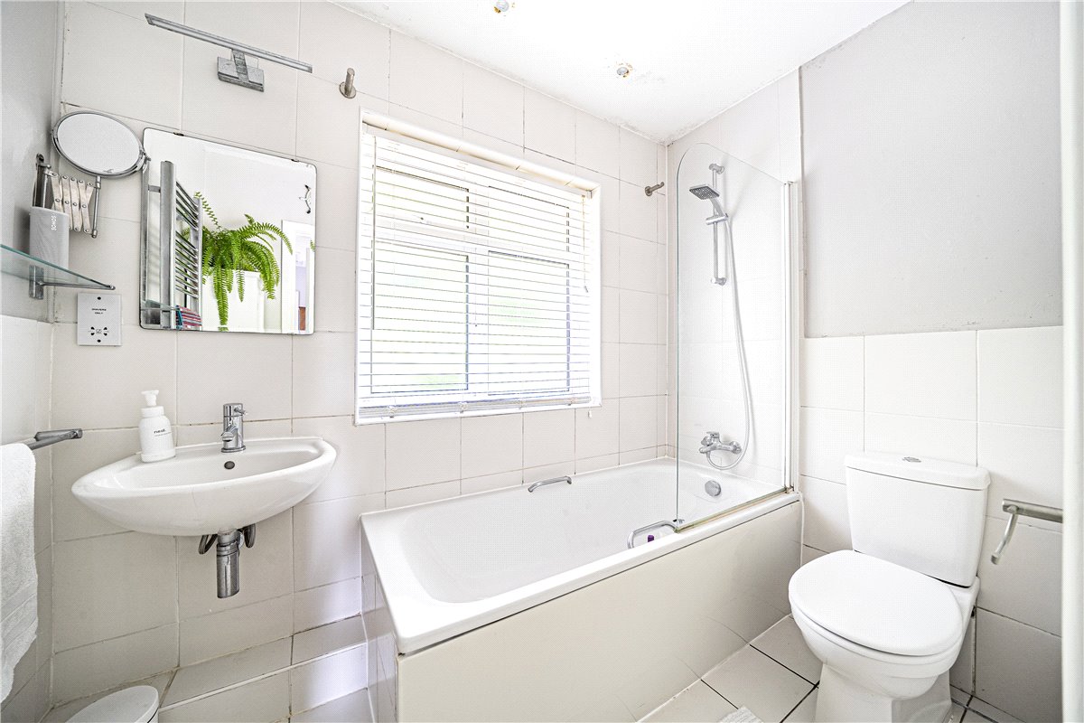 3 bedroom house, Burnett Close, Winchester SO22 - Sold