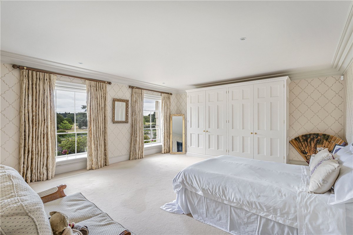 3 bedroom flat, Burton Park, Duncton GU28 - Available