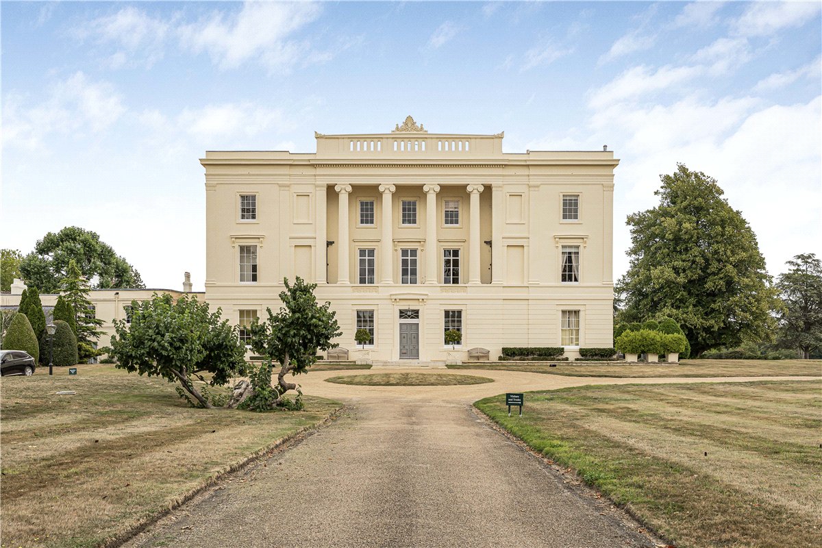 3 bedroom flat, Burton Park, Duncton GU28 - Available