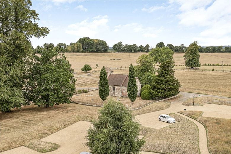 3 bedroom flat, Burton Park, Duncton GU28 - Available